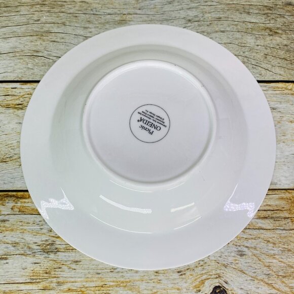 Oneida PICNIC  All White Embossed Rim Stoneware Round 9" Rim Soup Bowl Set of 4 - Picture 5 of 16